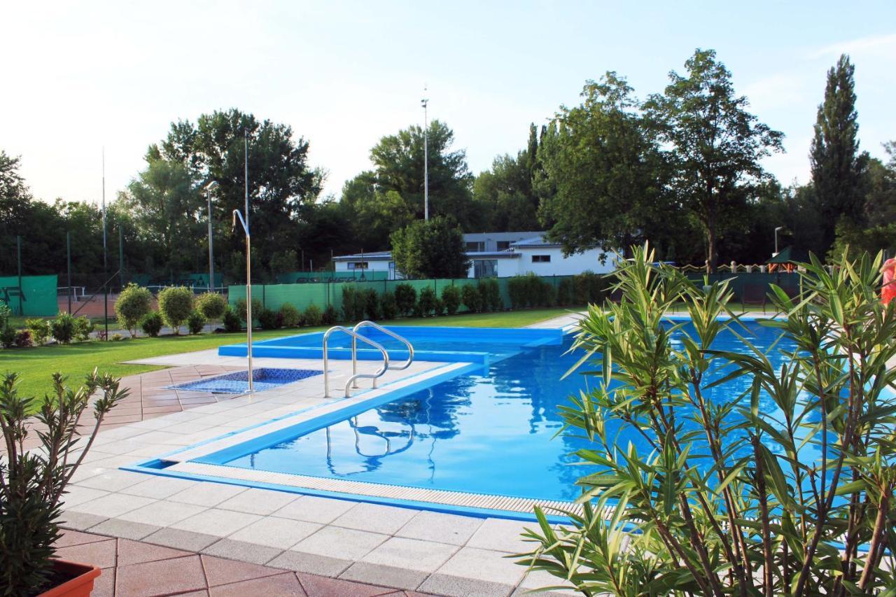 Hotel Korekt Пиещани Екстериор снимка