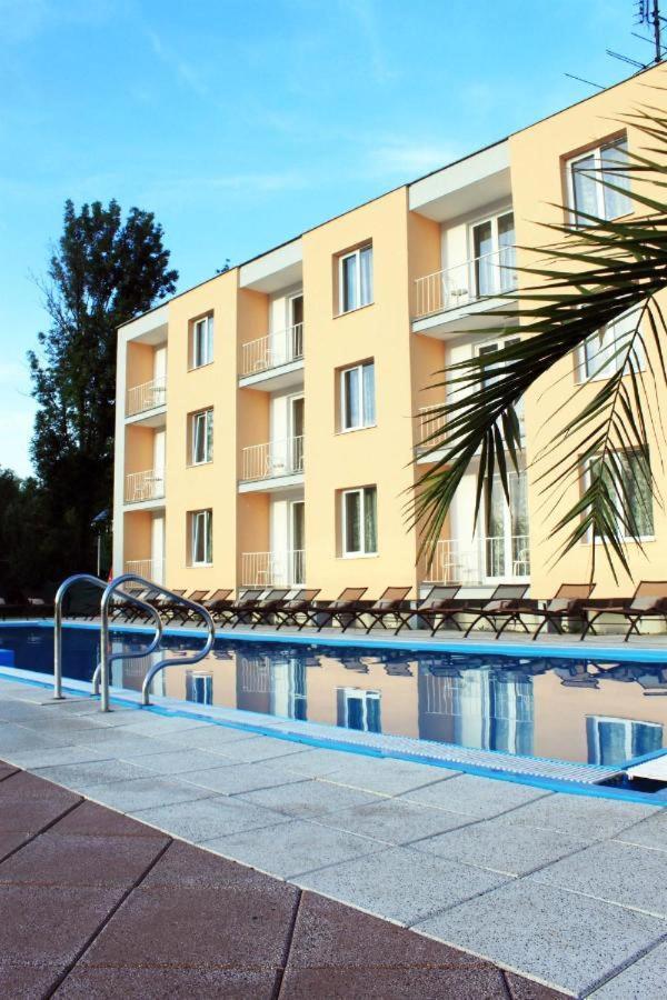 Hotel Korekt Пиещани Екстериор снимка